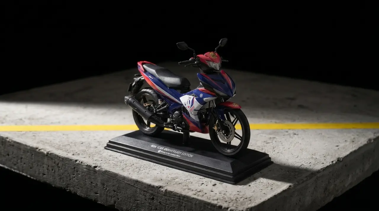 1:12 scale diecast miniature Yamaha motorcycle produced by SOS Station